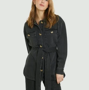 Jeans jacka, knytbar  - Oanvänd, prislapp kvar. Inköpt för 499kr. Storlek XS men passar även S då den är oversized.