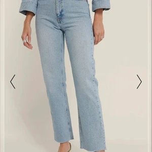 Ekologiska Raka Jeans Med Hög Midja Nakd - Säljer mina högmidjade blåa jeans från Nakd. I storlek 36. Köpt för 399kr säljer för 70+frakt😊