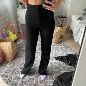 Hm kostymbyxor långa  - Jag säljer mina favorit konstym byxor från hm! Jag är ungefär 170 lång och som ni ser på bilen är dem väldigt långa. Säljer dem pågrund av att den har blivit för små. Det är storlek 32 men denna modellen är stor i storleken (står på hemsidan) så jag skulle säga att dem passar en 34/XS i storlek. Köparen står för frakt.