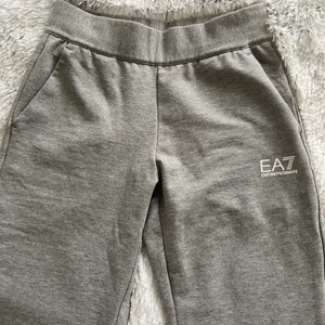 EA7 mjukisbyxor - Dessa var köpta tillsammans med en kofta på JD och vid köp fick jag inte testa de, så tyvärr passade inte byxorna, för små för mig. Dessa är XS, små i strl! Tajta i låren och rumpan för mig. Aldrig använda, endast testade. 
