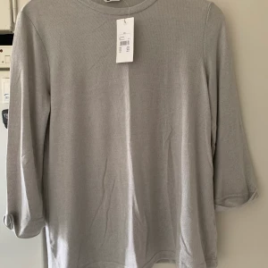 Tröja storlek xs  - Prislappen är kvar på den 