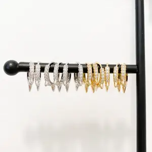 Supersnygga glittriga örhängen med nitar, finns hos www.tinsel.se + massa mer 🤩