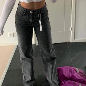 Snygga gråa raka jeans, knappt använda!! Är ungefär 165 cm lång! Liknar Zara jeansen😍