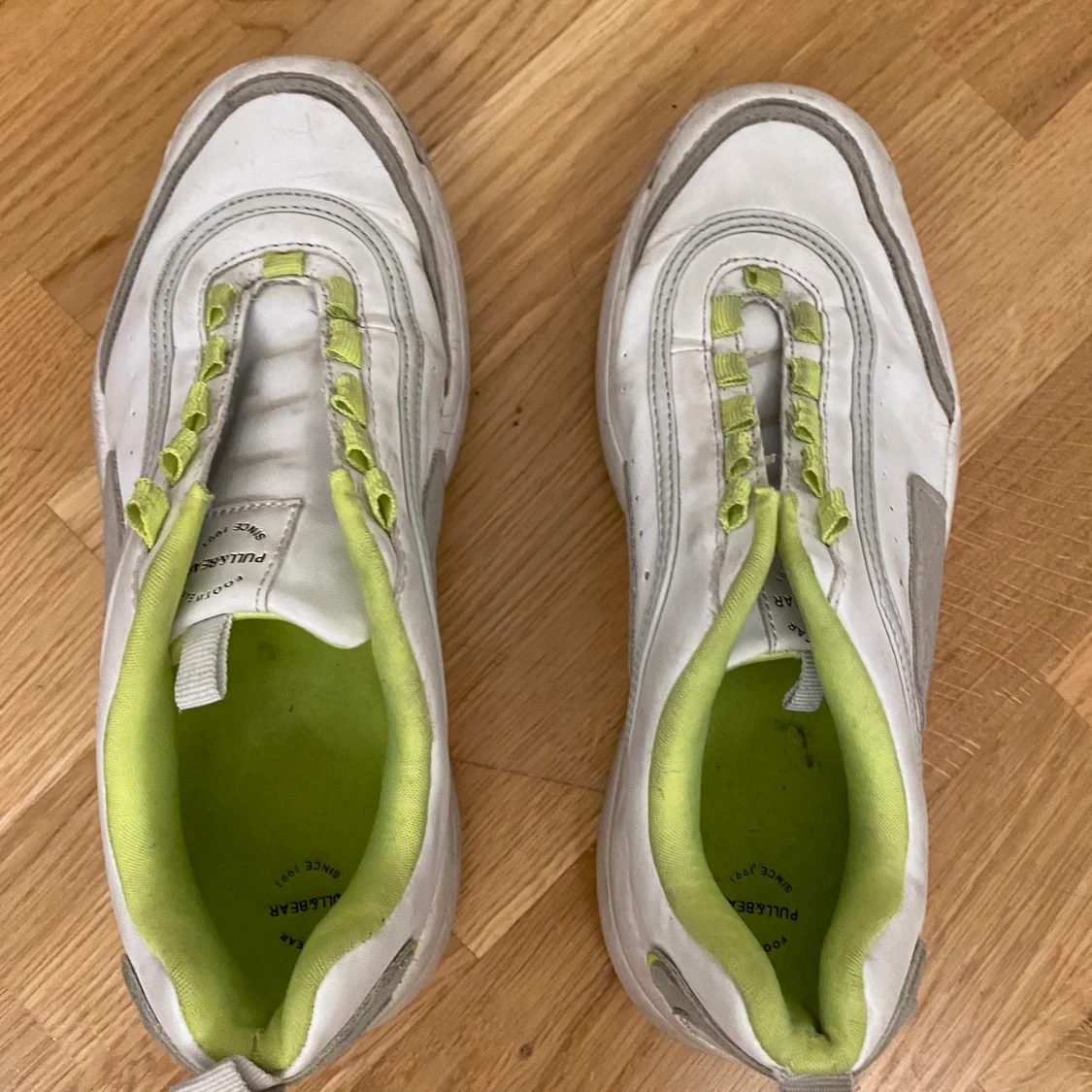 Vita neon och reflex sneakers 