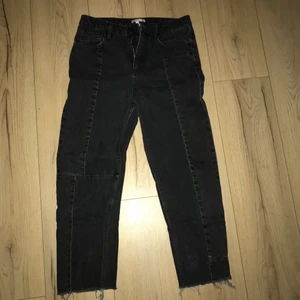 Jeans - Ett par svarta jeans som har sömmar lite överallt på byxorna, hoppas det syns på bilderna. Dem är avklippta där nere. Pris inklusive frakt!❤️