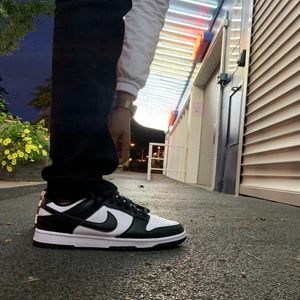 Nike Dunk Low Retro White Black (2021) 🐼 - Använt 1-2 gånger storlek 44,5