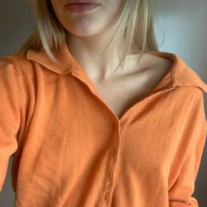 Jätte skön tröja med finaste orangea färgen. Bra kvalité men aningen för stor för mig så har aldrig på mig den❤️ hoppas den passar någon annan bättre❤️