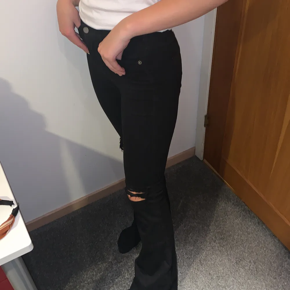 Jättefina svarta bootcut som är använda fåtal ggr då jag hittade dom längst in i garderoben men sitter så bra!🥰💞Bud från 300 bjuder frakt!. Jeans & Byxor.