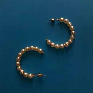 Pärlörhängen  - Super fina pärlörhängen, aldrig använda då jag ej hittat tillfälle för de💕