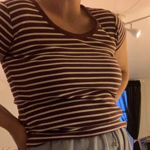 Randig t-shirt - Väldigt fin lila randig tröja💓