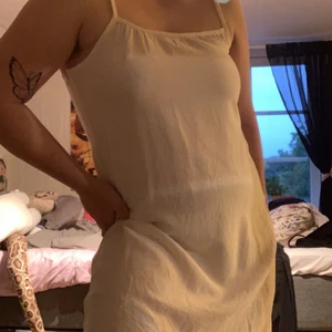 Vit klänning - Vit klänning köpt på second hand, aldrig använd av mig