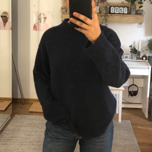 STICKAD TRÖJA - Marinblå stickad tröja från Carin Wester! Köpt för 299kr säljer för halva priset, 149kr+frakt!