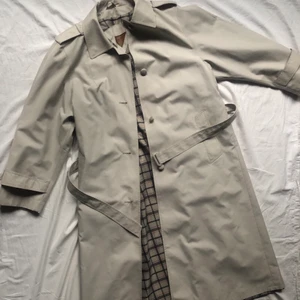 Beige trenchcoat - Köpt second hand men är i toppskick! Passar upp till L💕