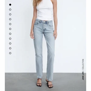 Zara mid rise jeans - Säljer nu mina helt nya jeans från zara då de inte passade mig. Jeansen är endast provade och kan gärna skicka fler bilder på de om det skulle önskas. Buda gärna i kommentarerna!