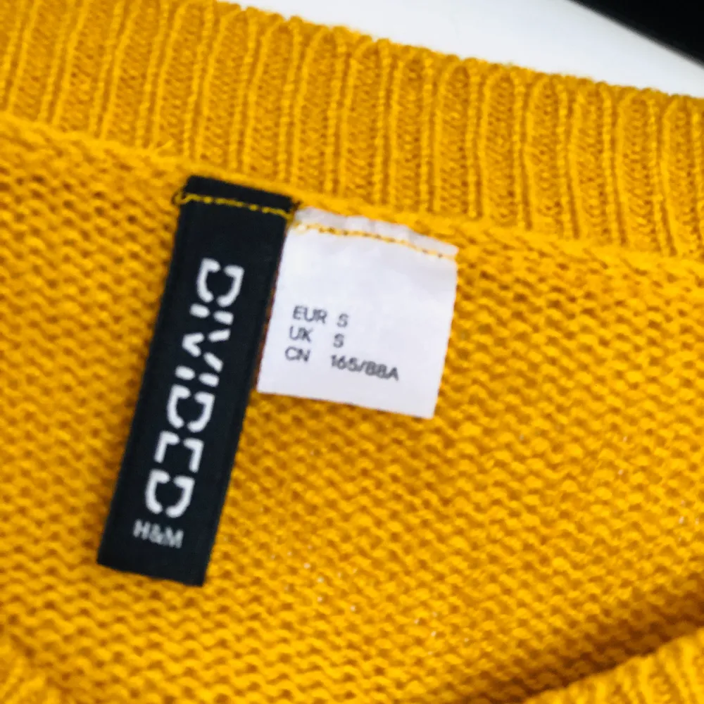 Säljer en orange/gul tröja i storlek S från H&M. Tröjan är använd två gånger och är i väldigt bra skick! . Blusar.