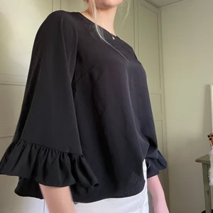Svart blus storlek 34 - Säljer en svart blus i storlek 34. Den är köpt på Cubus och är i väldigt bra skick. Säljer för 50kr+ frakt. 💕