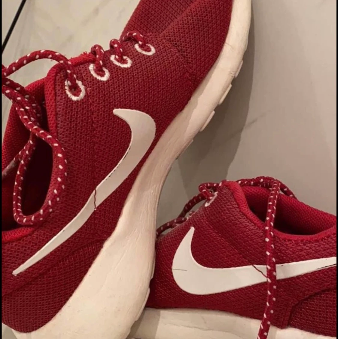 Vinröda Nike’s - 90