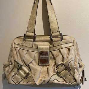 Väska - Väska köpt på humana!🥂🥂 Sista bilden är från en video jag hitta i mina memories därav kvaliteten!