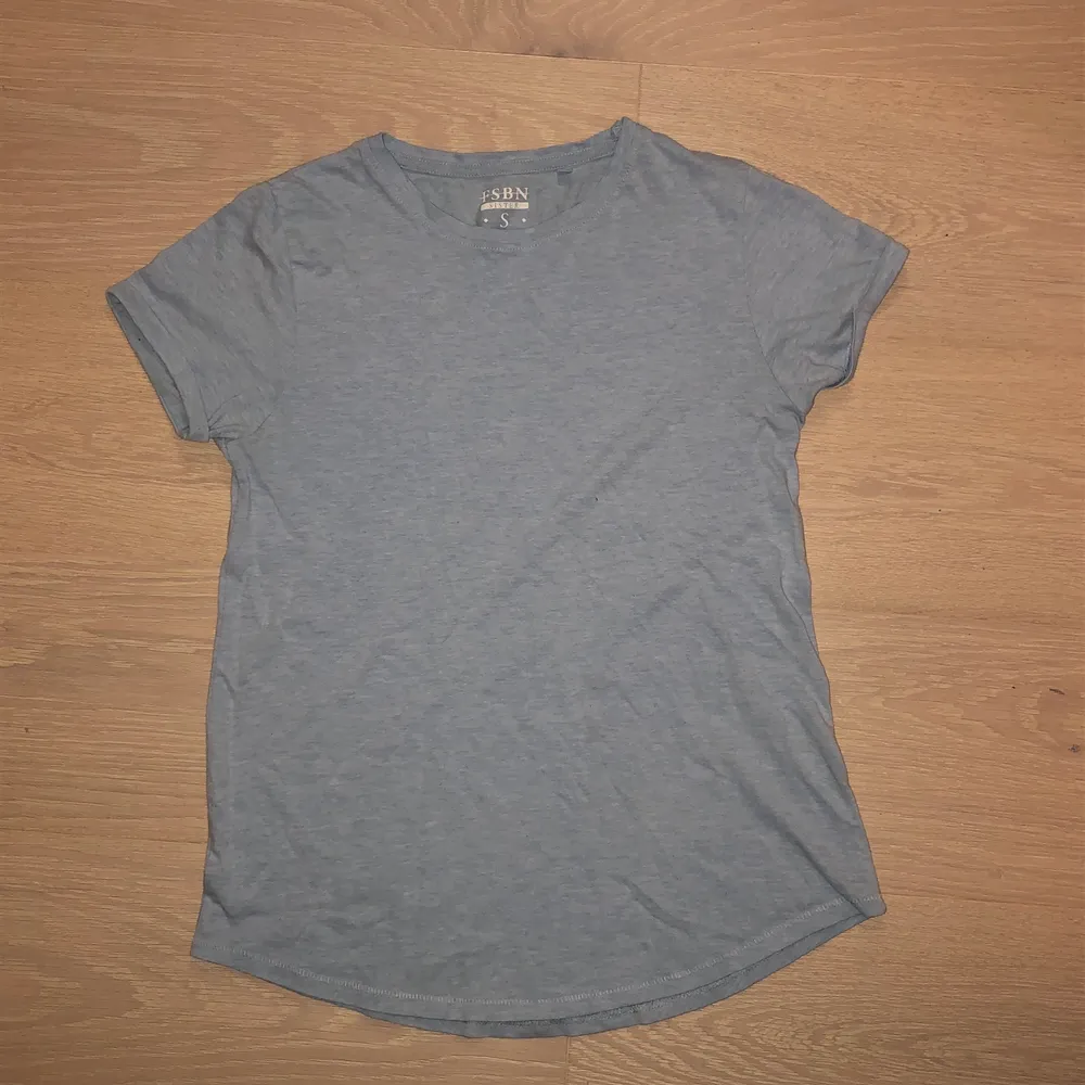 En basic blå tröja, passar till ALLT. Storlek S skulle även säga M. . T-shirts.