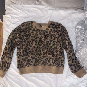 Tjock leopard tröja ifrån hm! Är i storlek L men är rätt liten i storleken så passar en M🥰