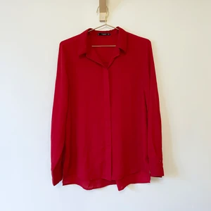 Röd skjorta - Röd skjorta i storlek M 