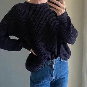 Mörkblå stickad tröja - Stickad, mjuk, lös inåt-resår i midjan 💙