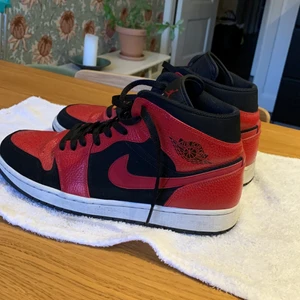 Jordan 1 reverse bred - Säljer mina AJ1 i nästan nyskick. Går för runt 2300 på StockX. Storlek 46 och är i en normal passform, ingen heeldrag och nästan inga creases. Kan mötas upp eller fraktas. 