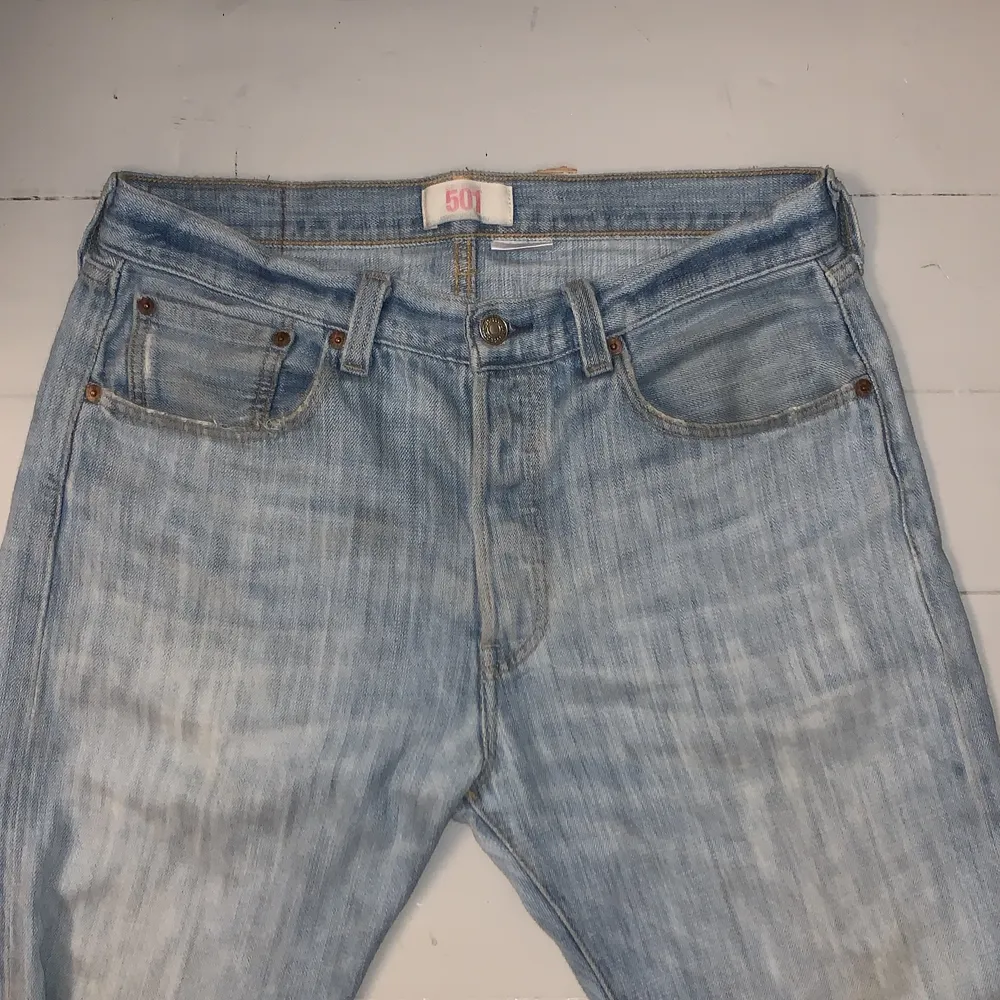 Skitsnygga levis 501 med snygga slitninga vid fickorna. Säljer eftersom de inte passar mig längre. Jeans & Byxor.