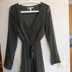 NLY Trend klänning storlek 36 - Olivgrön klänning från NLY Trend 💚 använd 3 gånger!