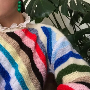 Vintage stickad randig tröja - Härlig vintage stickad tröja med ränder i olika färger. Lite nopprig men inget som inte går att åtgärda, och väldigt fint skick ändå! XS-M beroende på önskad passform