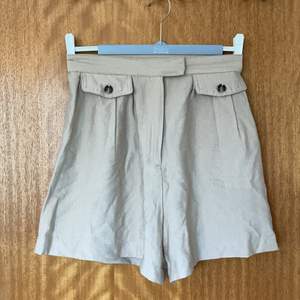 Shorts i beige, gulliga fickor, HM, 34