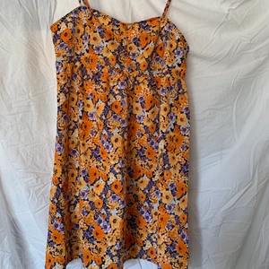 kort klänning  - så så fin ganska kort blommig klänning!! helt oanvänd!!