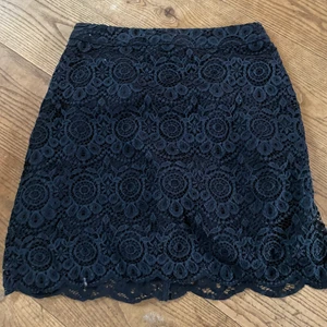 Mörkblå kjol - Fin mörkblå kjol i storlek 00. Från Hollister, mycket fint skick. 169kr inklusive frakt!