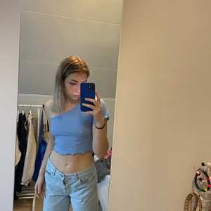 Blå Topp/T-shirt  - Blå topp/T-shirt frpn shein. Storlek S/M. 40kr+frakt 