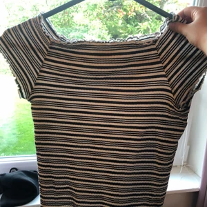 Tröja💓 - En jätte fin tröja som är svart och vit🤍 tröjan är använd ett fåtal ggr⚡️ randig typ, lite salads aktig/formad vit armarna o så.🦋