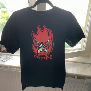 Spitfire tröja  - Här har vi en tröja som har märket spitfire som är ett skett märke.