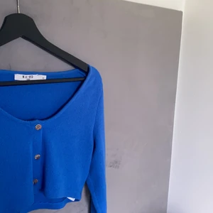 Blå croped tröja från na-kd💙 - Säljer dena super söta tröja då den är för liten för mig! Bara andvänd en gång. Köparen står för frakten💙