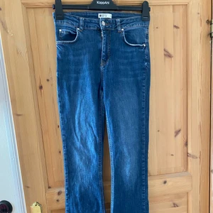 Jeans från Gina Tricot strl M - Skön passform på dessa jeans som blir vida nere vid foten!