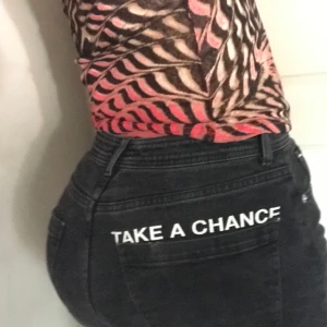 Straight jeans med text - Garderobsrensar dessa svara jeans med en straight fit och unikt tryck. Modellen är urlager. 💖