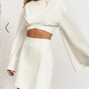 Storlek 40/42 topp och kjol - Hej! Jag säljer detta sett från Hanna scönbergs collection. Använt 1 gång. Hela setet kostar sammanlagt 800kr 