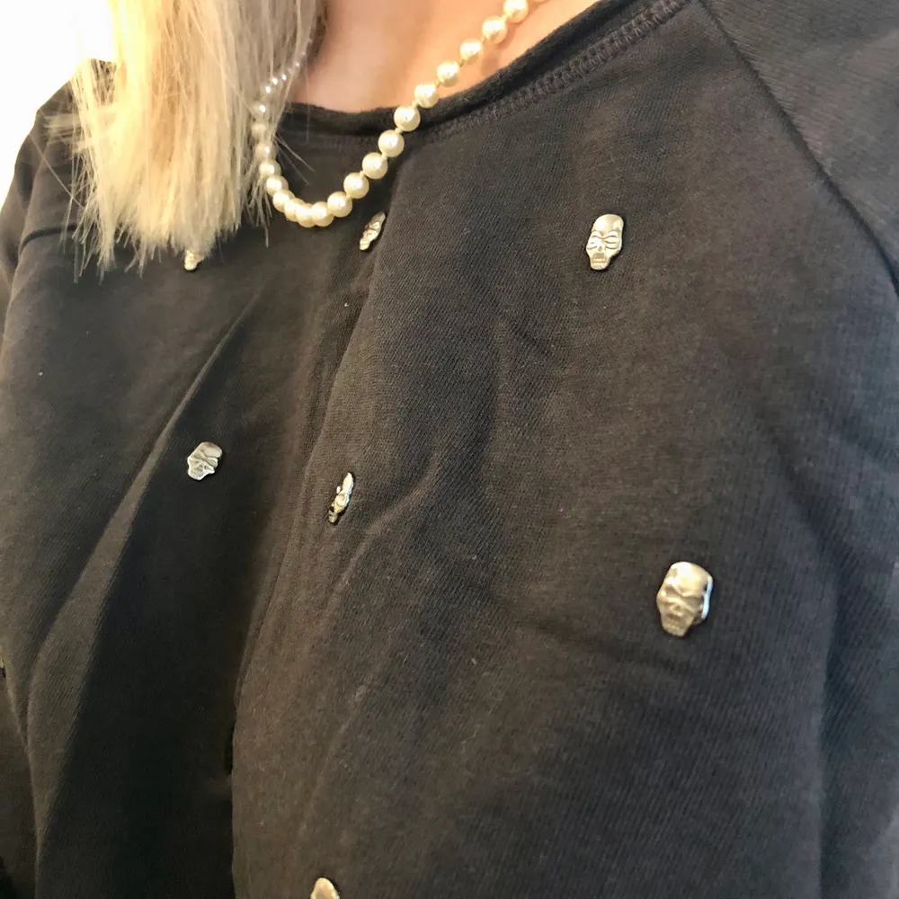 Långärmad svart tröja från H&M storlek 34💀 Den har dödskallar i metall på framsidan och baksidan är bara vanlig svart😜 Skön och lagom tjockt material!. Tröjor & Koftor.