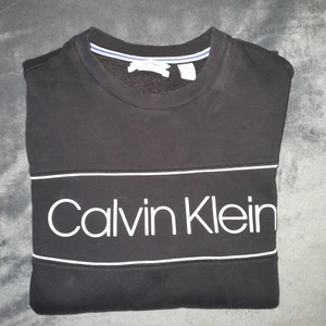 Calvin Klein tröja (Stl. S) - Långärmad tröja som passar både stl xs-s. Är svartare än på bilderna. 