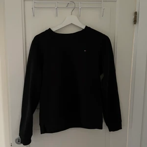 Sweatshirt från Tommy Hilfiger  - Säljer min superfina sweatshirt från Timmy Hilfiger! Använd ett fåtal gånger! 