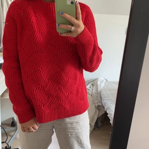 Röd stickad tröja - Säljer min oanvända tröja från Cubus! Har använt den en enda gång! Frakten ingår!!