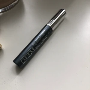 Clinique mascara och rouge  - Clinique lash power mascara, svart, och ett clinique check pop rouge i färgen 15 pansy pop. Vid köp av flera produkter blir frakten billigare.