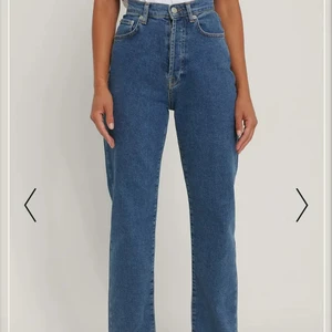 NA-KD REBORN JEANS - Så snygga mellanblå jeans från NA-KD!                                Har inte använt de så mycket då jag inte har älskat hur de sitter på mig.                                                                        Är i storlek 32, men de är väldigt stora i storleken så skulle säga att de snarare är 34. 💙                                       Originalpris: 499                                                      Köparen står för frakten 🌼