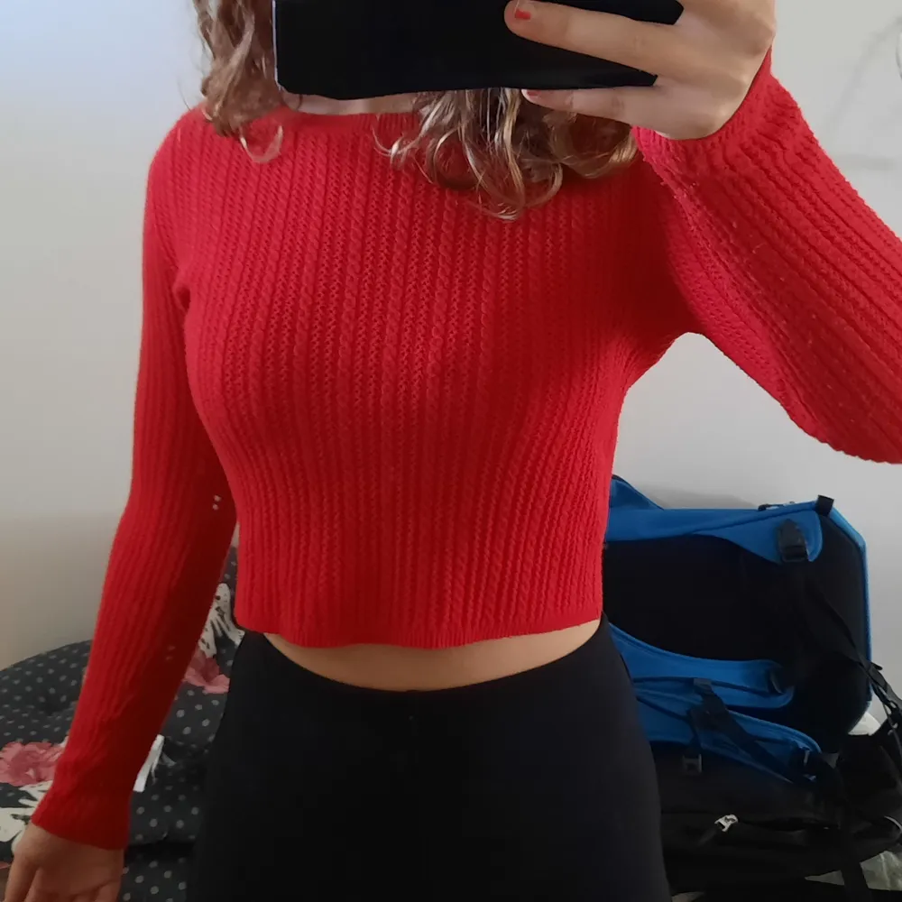 Croptop i fint skick, från pull and bear. Är i strl M, men är mer utav en S. Frakten ingår inte i priset. Kolla gärna in mina andra annonser. Stickat.