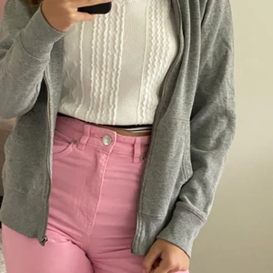 Grå Hoodie  - Grå hoodie med dragkedja. Vintage stil och använd få gånger. Dragkedjan fungerar inte men man ska ha den öppen. 