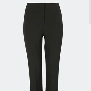 Kostymbyxor - Säljer dessa kostymbyxor från BIKBOK strl 36, köpt för 400