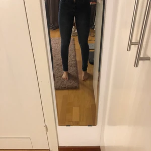Högmidjade blå slimfit jeans - Modell: 165 cm. Sitter superbra och glider inte ner